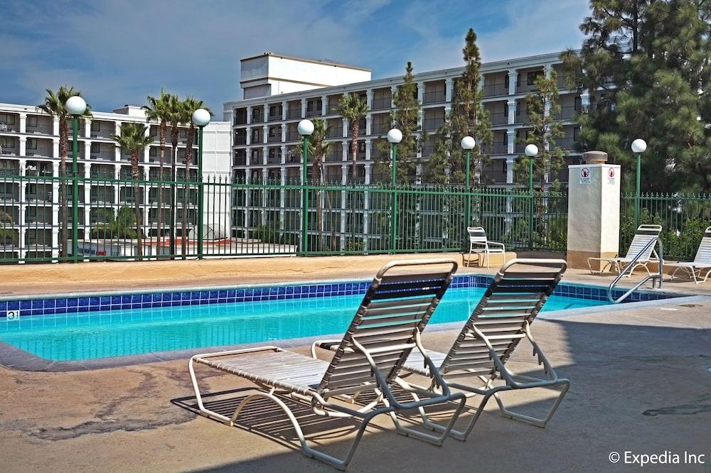 Anaheim Camelot Inn & Suites Eksteriør bilde