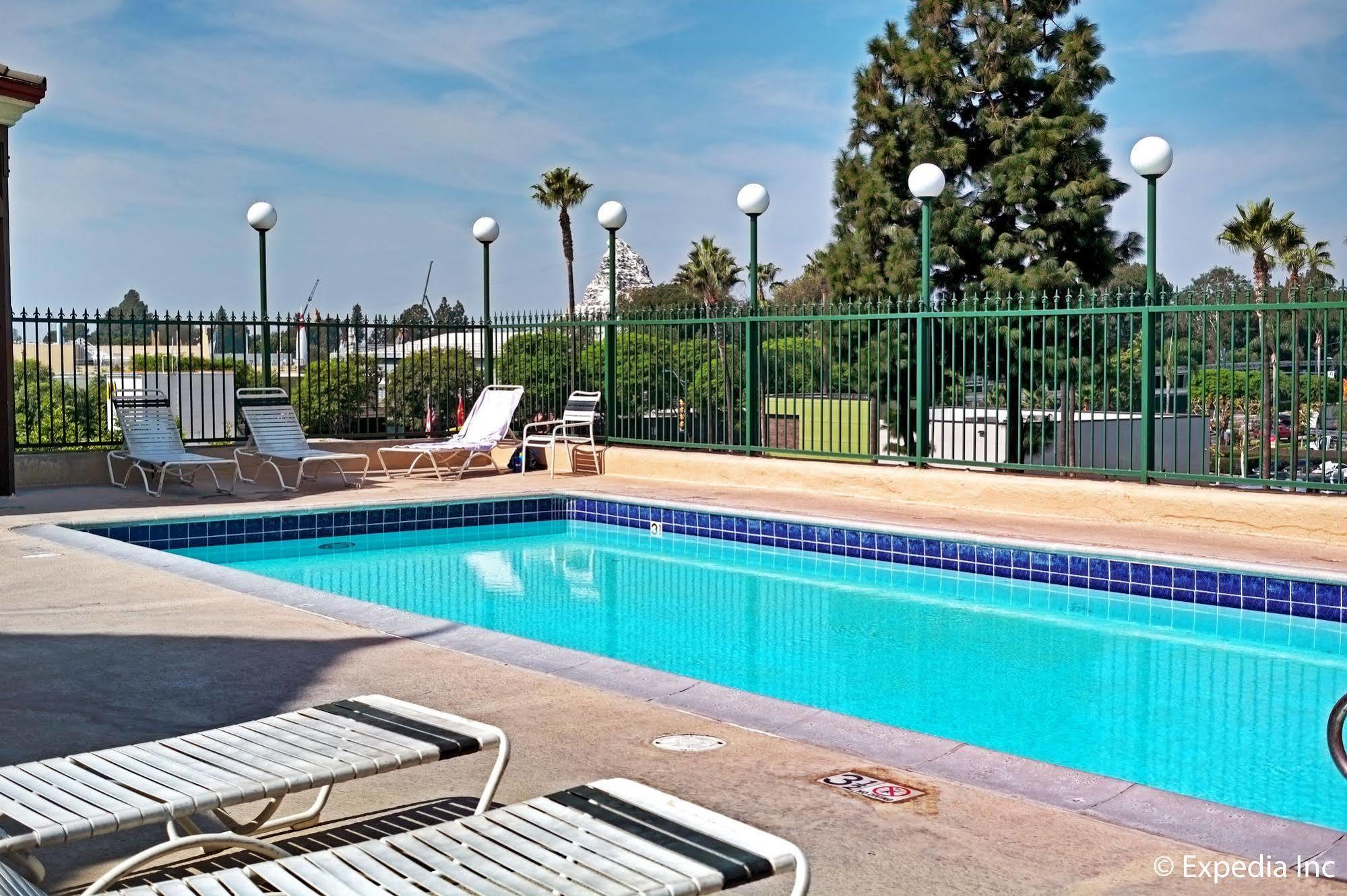 Anaheim Camelot Inn & Suites Eksteriør bilde